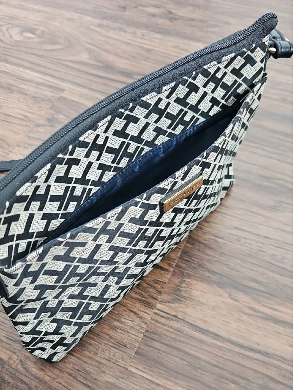 Tommy Hilfiger Monogram Crossbody Purse Black Cream Zip Top Bag